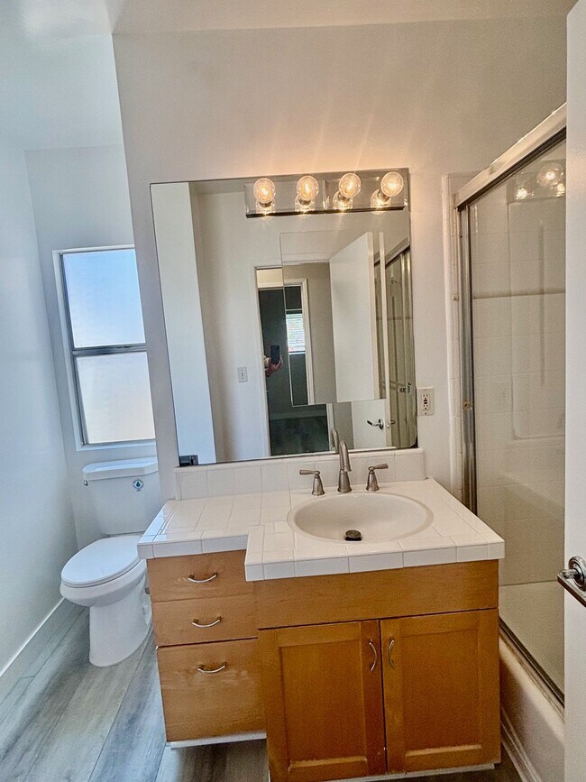 Foto del edificio - 808-812 Westmount Dr