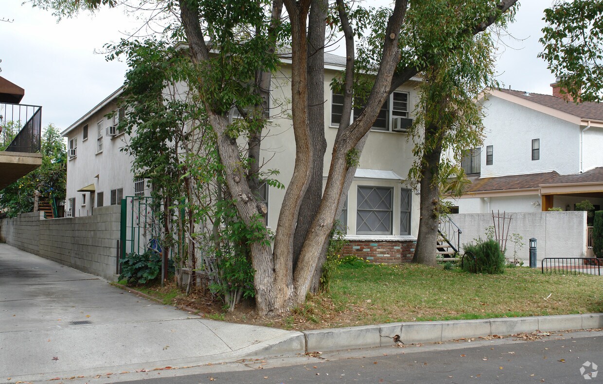 Building Photo - 1523 E Maple St