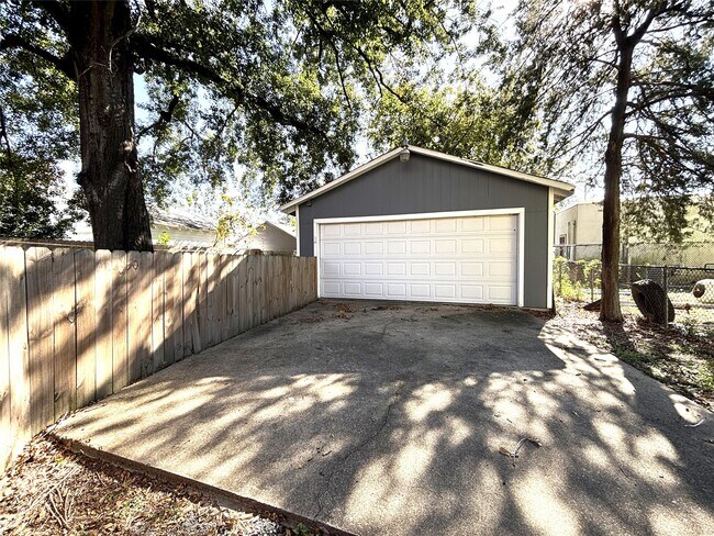 Building Photo - 806 Caplin St