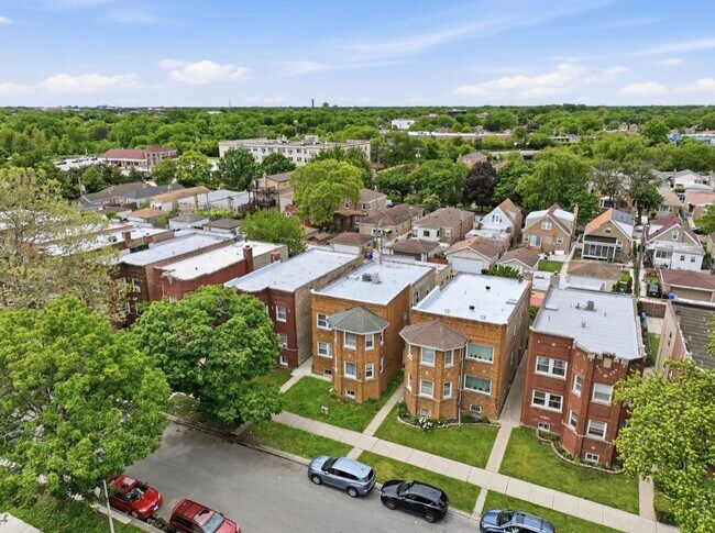 Foto del edificio - 6066 N Albany Ave