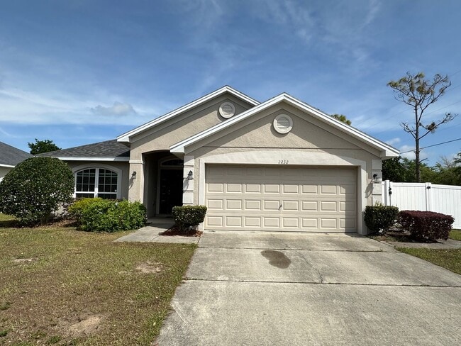 Building Photo - Spacious 4 Bedroom Home with Fenced Yard a...