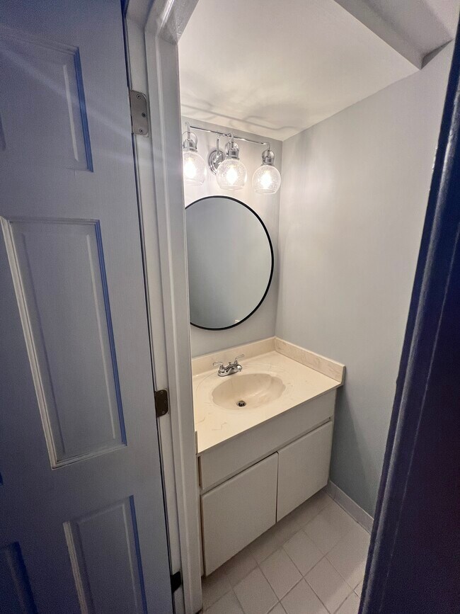 Tocador - 4820 Hampden Ln