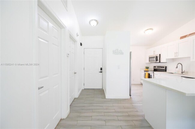 Building Photo - 1194 Hyacinth Pl