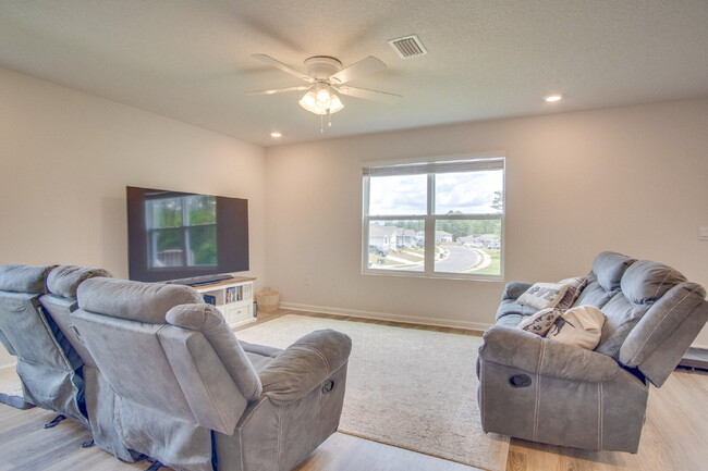 Foto del edificio - Spacious 4BR Home with 2-Car Garage Near M...