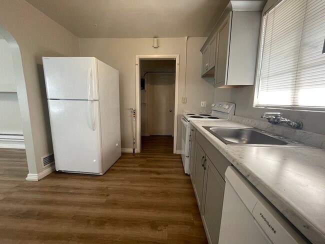 Building Photo - 39-43 W 880 N