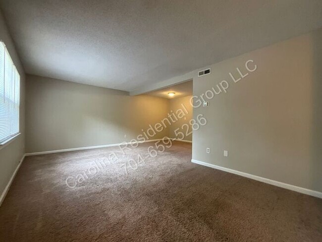 Building Photo - 8913 Hunter Ridge Dr