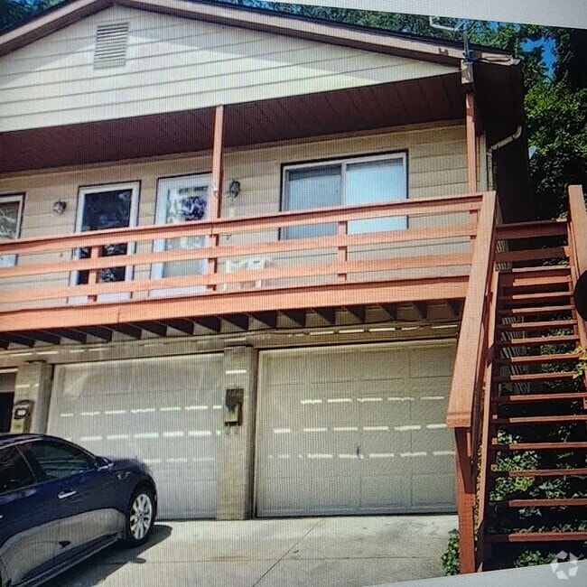 Building Photo - 348 Cluster Ave