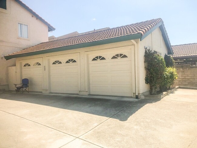 Building Photo - Very Nice 2 Bed/2.5 Bath Towhhome - Right ...