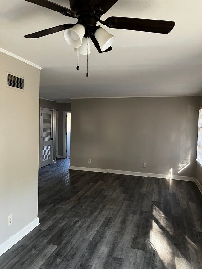 Building Photo - 3 Bed 1 bath Airpark Area