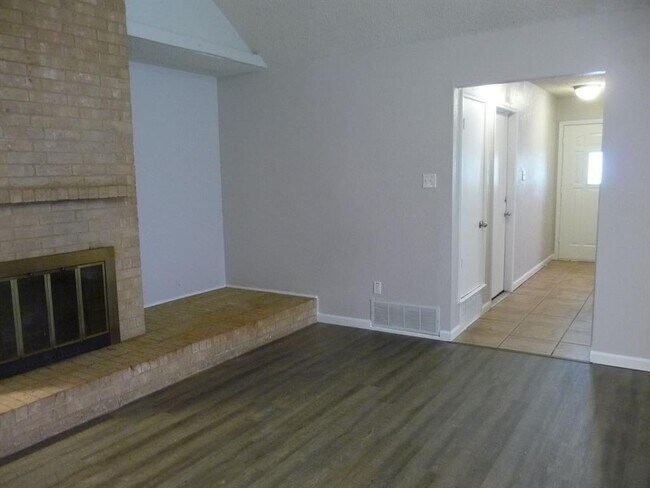 Building Photo - 2727 Colonial Dr