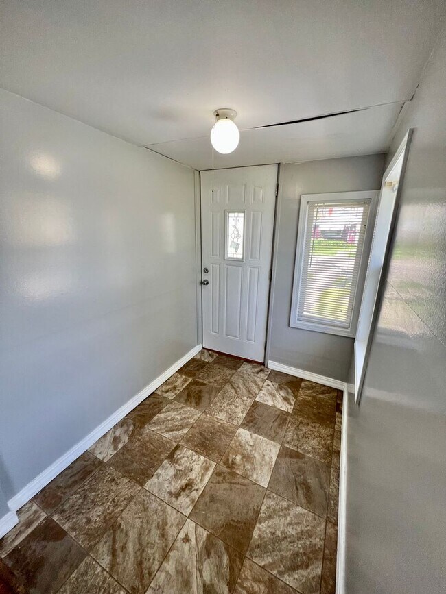 Building Photo - New Listing! 3 bedroom House!
