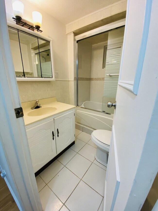 Building Photo - 14873 98 Av