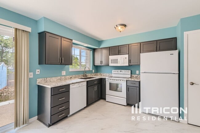 Building Photo - 1672 S Salida Way