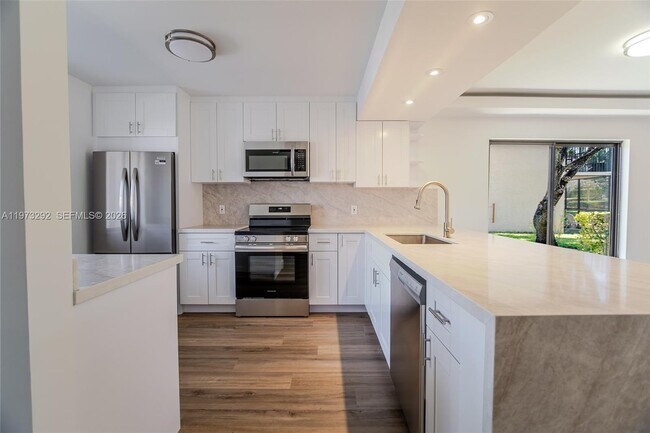 Building Photo - 370 Racquet Club Rd