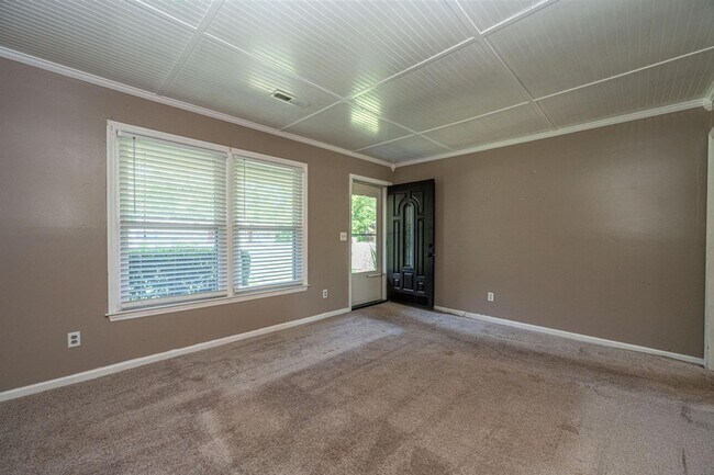 Foto del edificio - Charming 4 bedroom home with large yard