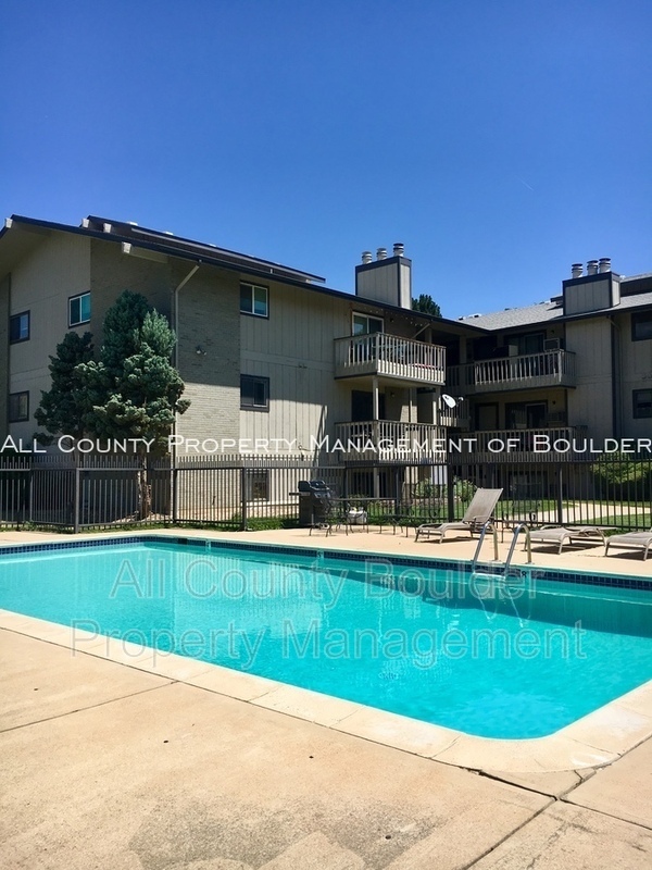 Building Photo - 665 Manhattan Dr
