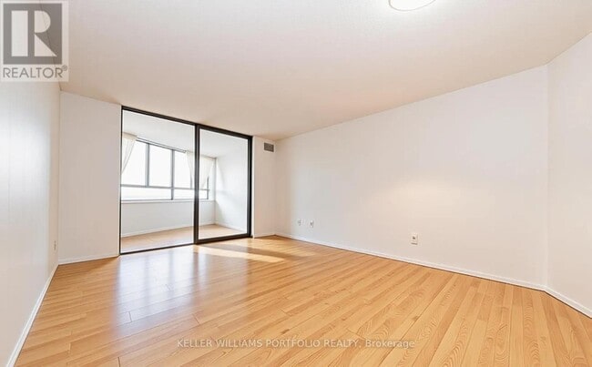 Building Photo - 270 Queens Quay W