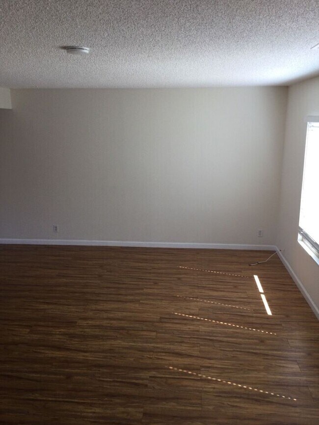 Building Photo - Great 2-story 3 bedroom 1.5 bath townhome ...