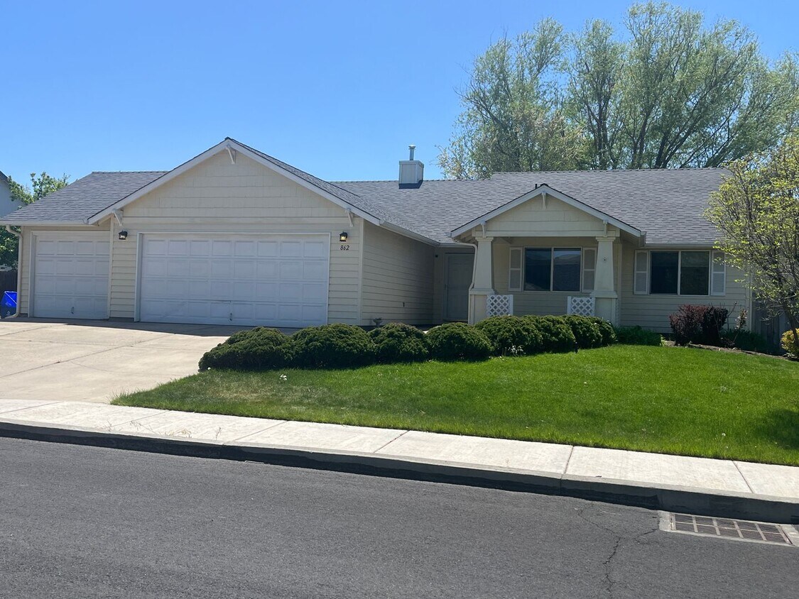 Primary Photo - Beautiful 4 bedroom 2 bathroom single family house with Fenced backyard and 3 car garage