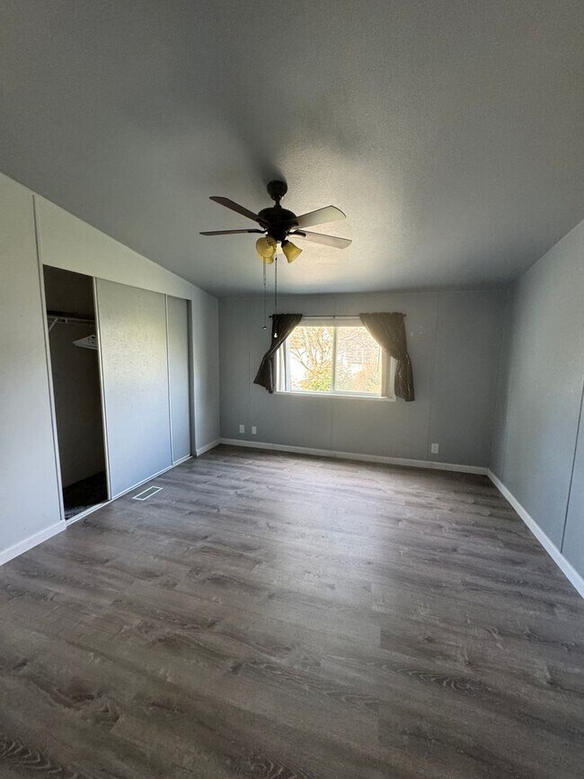Building Photo - Green area 3 Bedroom 2 Bath