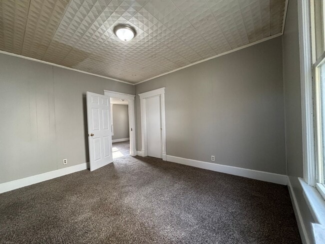 Building Photo - Coming soon Spacious 2-bedroom 1 bath home Available End of March!