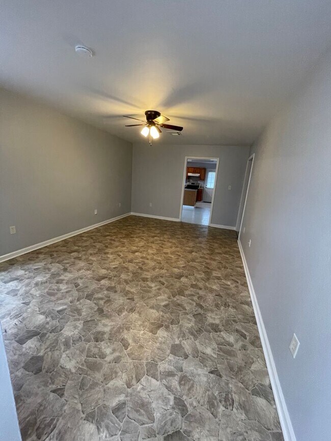 Building Photo - House for rent!