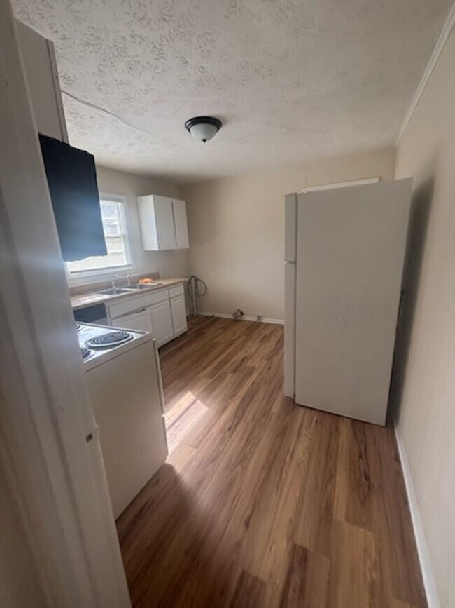 Building Photo - Knoxville 37915 - 2 bedroom 2 bath - call Howard Grower 865-705-0969