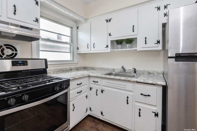 Building Photo - 176 Nassau Blvd