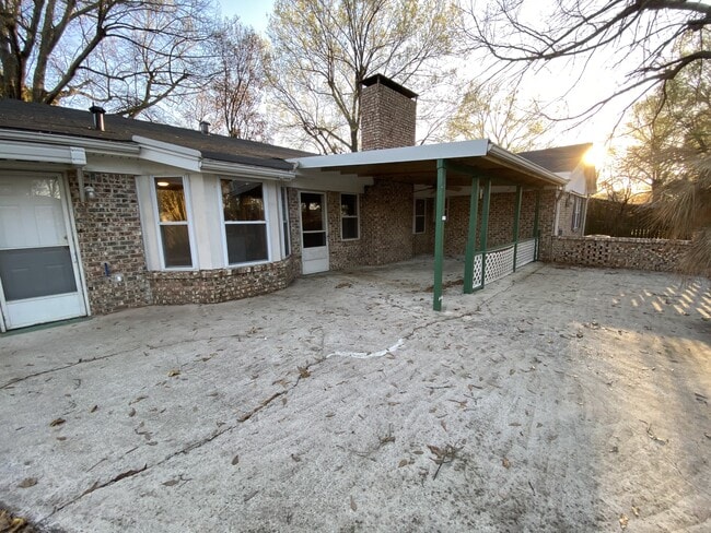 Building Photo - 2 Knightsbridge Pl