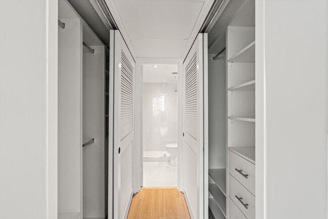Foto del edificio - 1500-648 Bay Dr