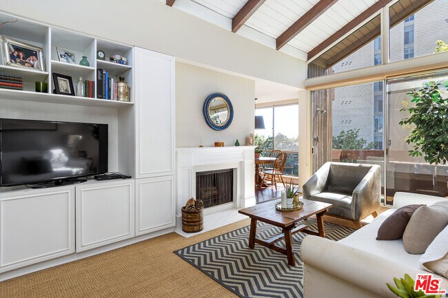 Foto del edificio - 1340 S Beverly Glen Blvd