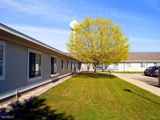 Front side view - Fieldstone Manor Apartments