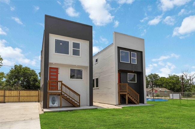 Building Photo - 2112 Des Chaumes St