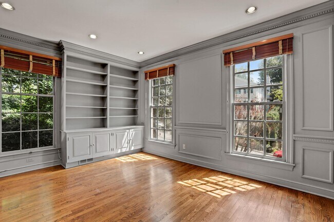 Building Photo - 4925 Weaver Terrace NW