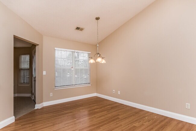 Building Photo - 2704 Lake Park Ridge E