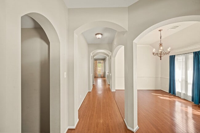 Building Photo - Welcome home to this charming single-story gem in the heart of Silverlake!