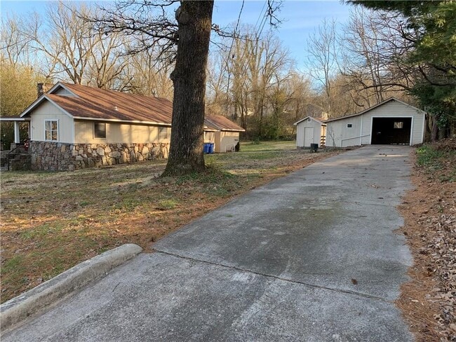 Building Photo - 704 W Central Ave