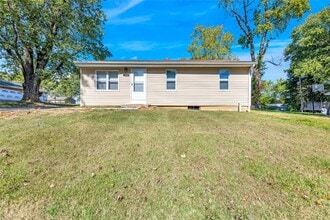 Building Photo - 2809 S River Rd