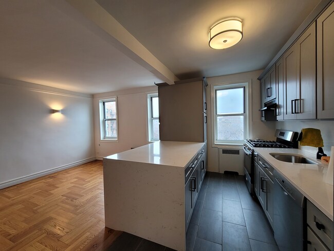 Building Photo - Newly Renovated large 1 bed in Sunnyside