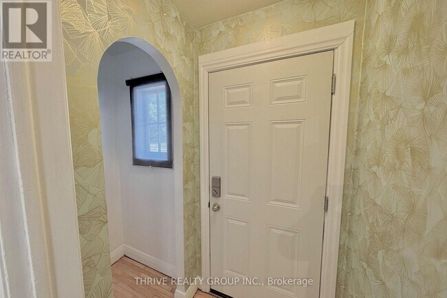 Building Photo - 165 Oxford St W