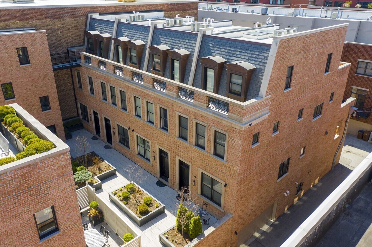 Foto principal - 1834 S Calumet Ave