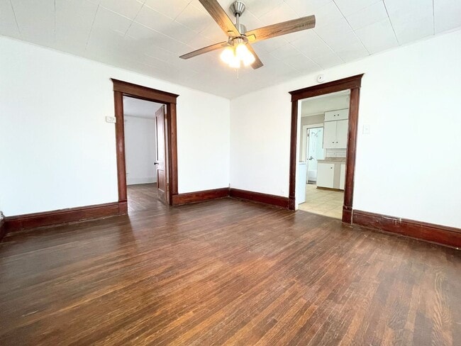 Building Photo - Large 3 Bed, 1 Bath With Fenced in Yard