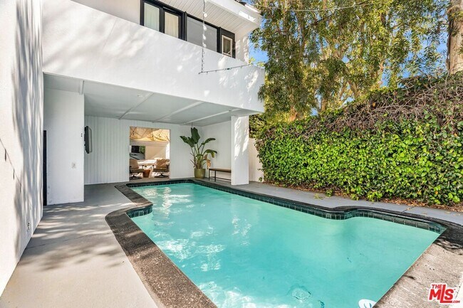Foto del edificio - 9011 Rosewood Ave