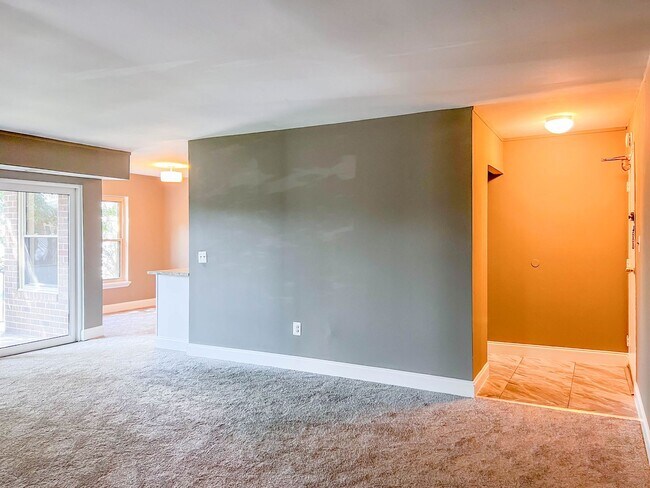 Foto del edificio - Suitland MD 2 BR 1 BA Renovated Condo