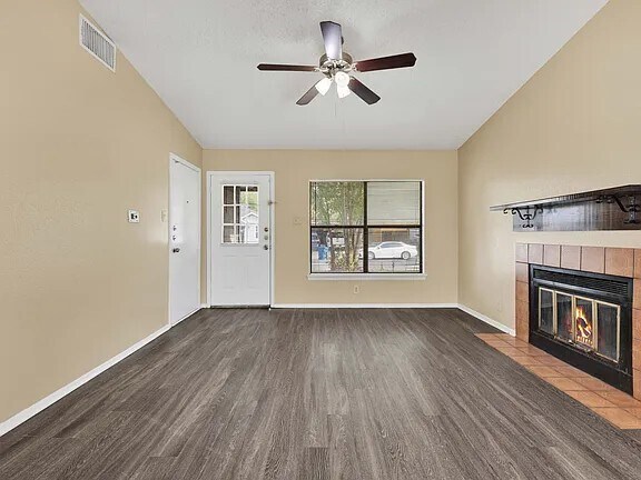 Foto del edificio - 9910 Village Briar