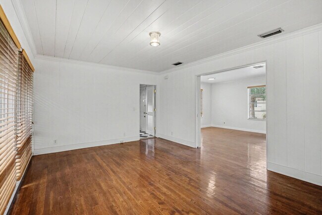 Foto del edificio - 240 Oleander Ave