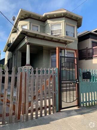 Building Photo - 559 Sycamore St