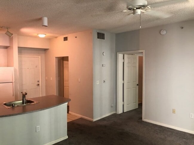 Building Photo - Beautiful 1/1 condo with great amenities