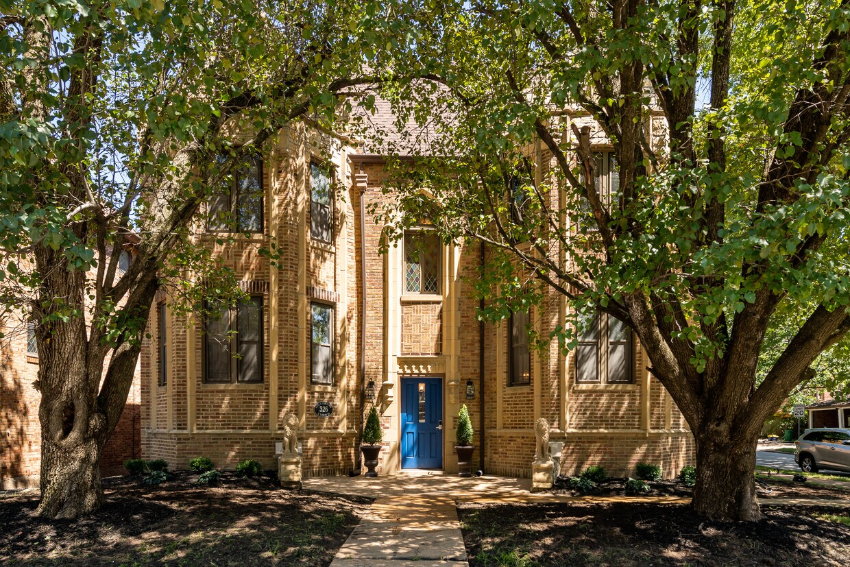 326 S Hanley Rd, Clayton, MO 63105 Apartments in Clayton, MO