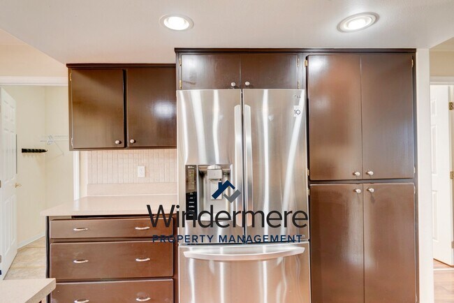 Building Photo - 2 Bed 2 Bath Ground Level Baker View Condo...